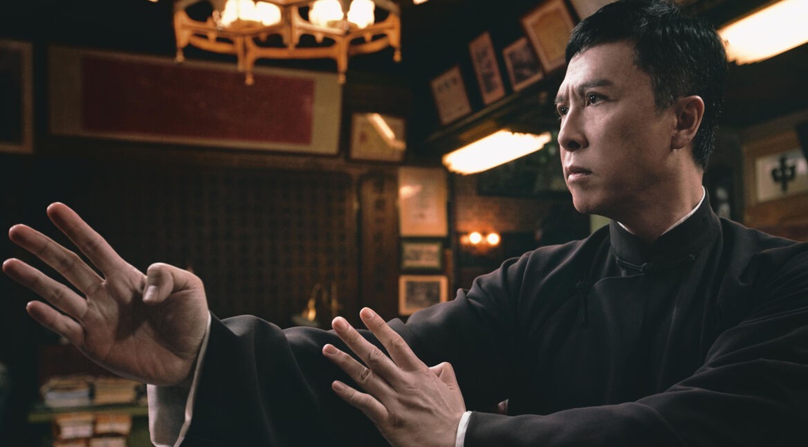 Donnie Yen in Kampfpose in "Die fünf besten Actionsfilme mit Donnie Yen"