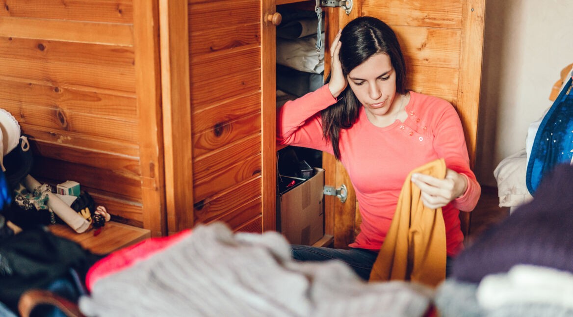 Eine Frau entrümpelt ihren Kleiderschrank