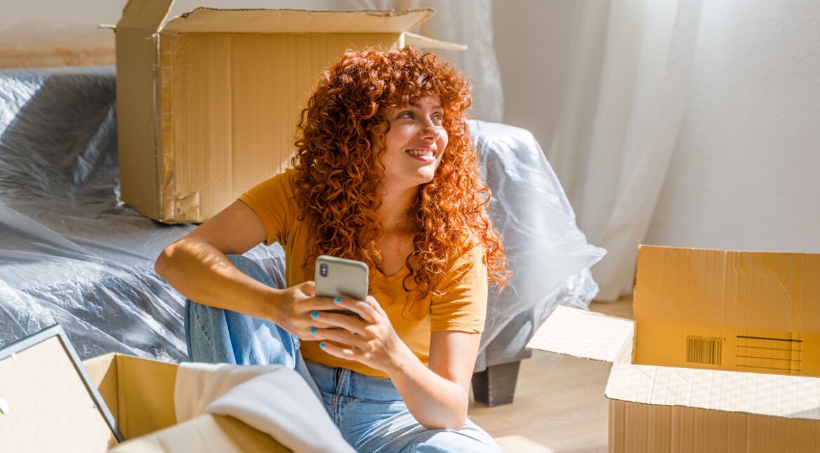 umzugsservice-vodafone-featured-frau-umzugskartons-handy-iStock