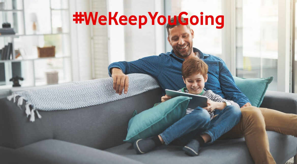 vater-und-sohn-am-tablet---die-besten-apps-gegen-langeweile-fuer-kinder-wekeepyougoing