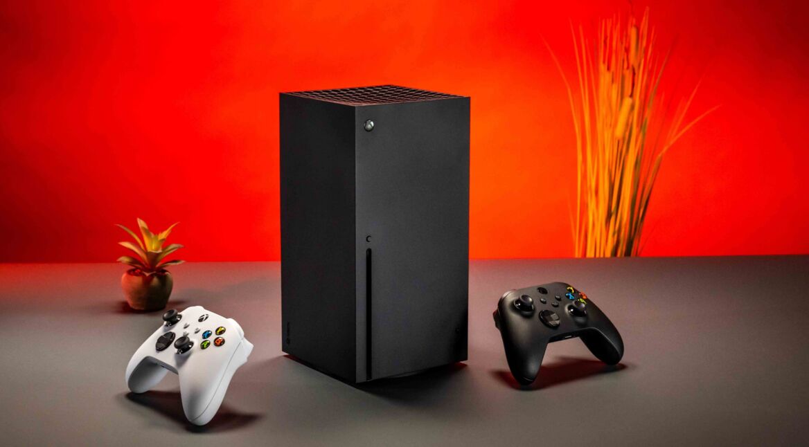 Xbox Series X mit weißem und schwarzem Controller