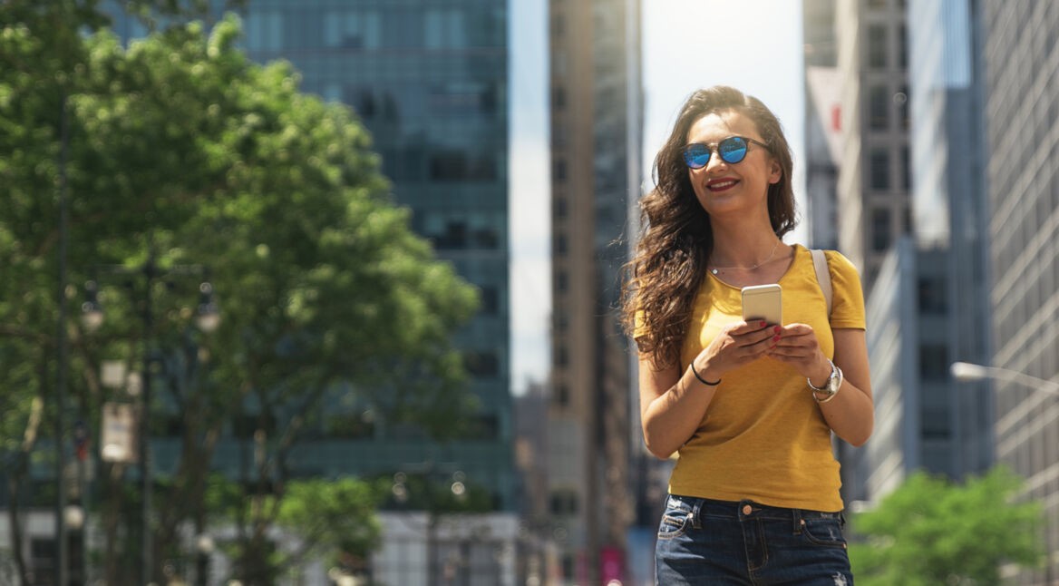 Frau mit Smartphone in New York