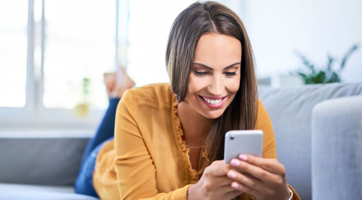 Frau sichert am Handy ihr WhatsApp-Backup mit einem Passwort.