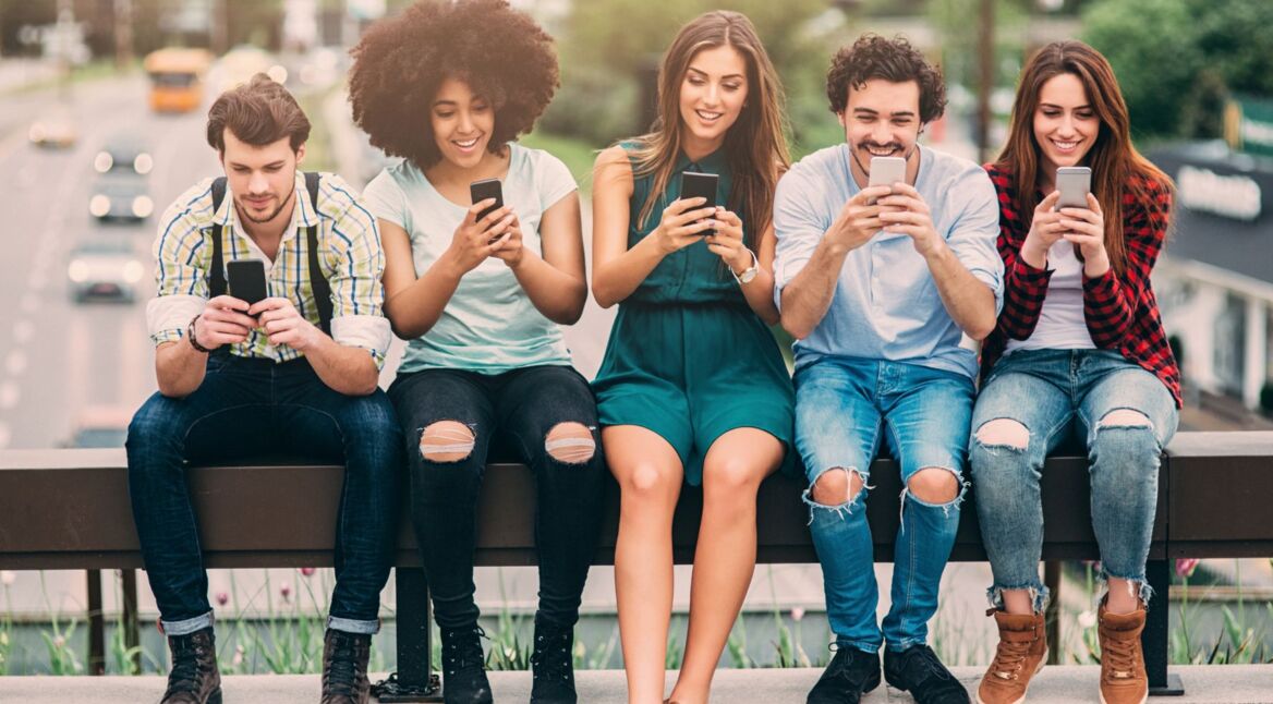 Eine Gruppe von Freunden mit Smartphones.