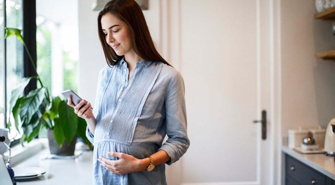 Schwangere Frau nutzt Apps für Schwangere