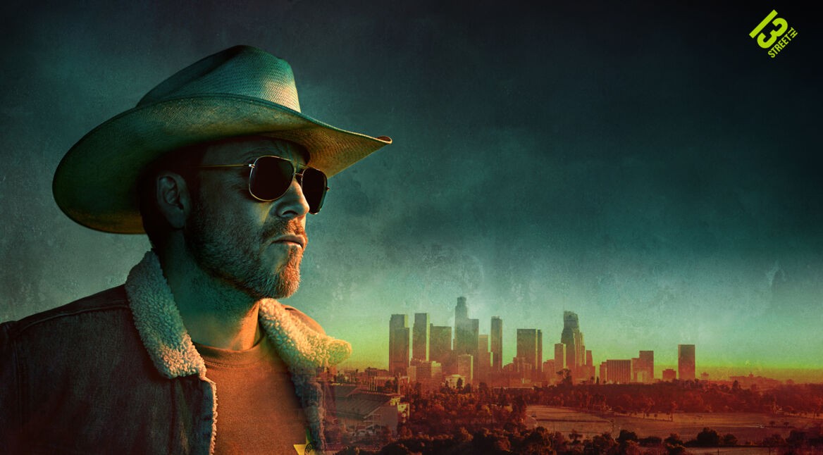 Deputy Hollister mit Cowboyhut und Sonnenbrille in "Deputy - Einsatz Los Angeles"vor der Skyline von LA.