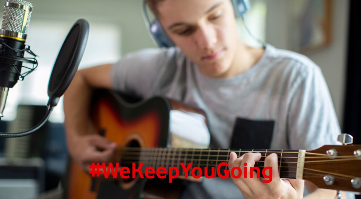 Musiker gibt ein online Konzert in seinem Tonstudio.