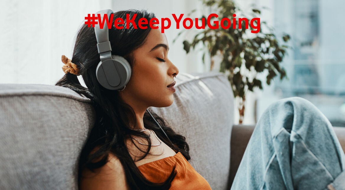 Frau mit Kopf-Hörern hört mit geschlossenen Augen Literatur-Streams