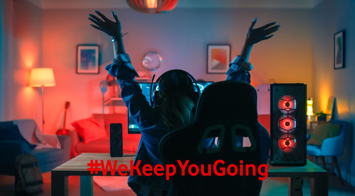 Eine Gamerin freut sich beim Spielen am PC.