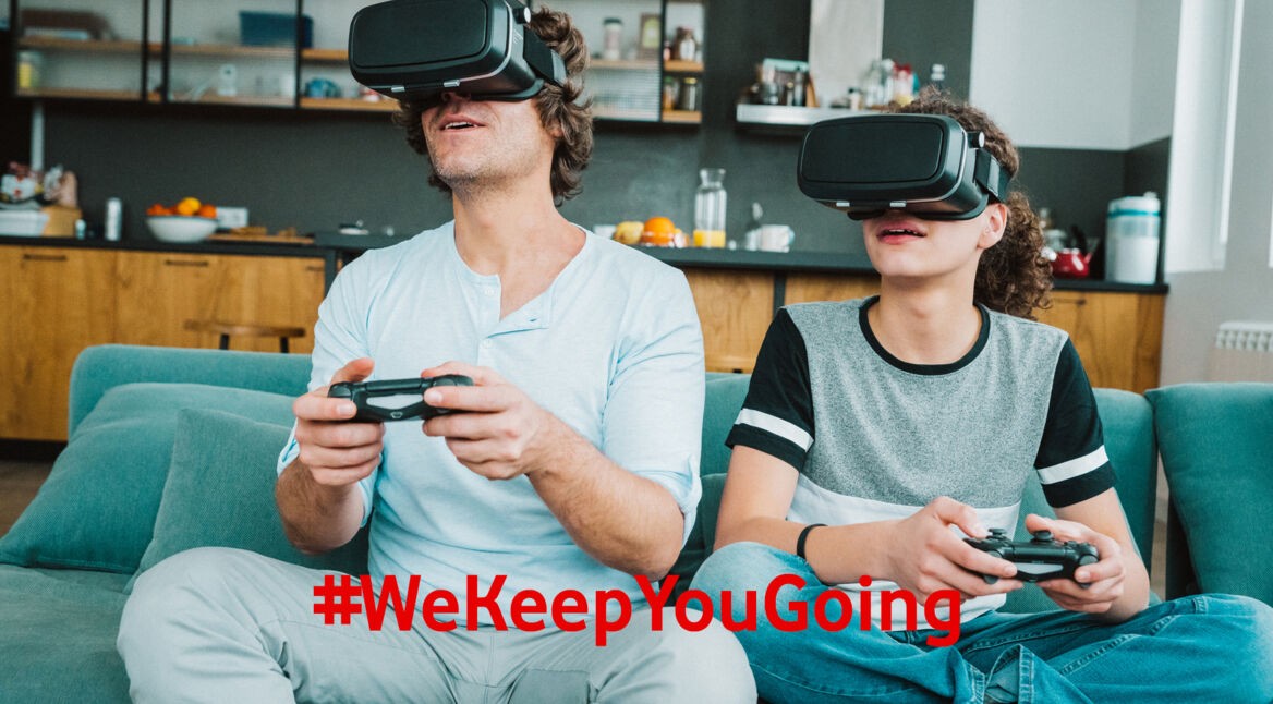 Ein Vater spielt mit seinem Kind ein VR-Spiel.