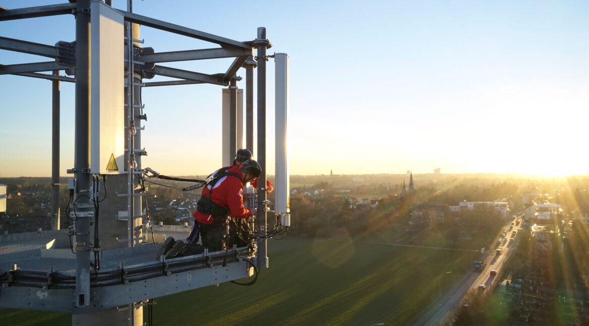 10 Jahre LTE: Techniker arbeiten hoch oben auf Mobilfunkmast