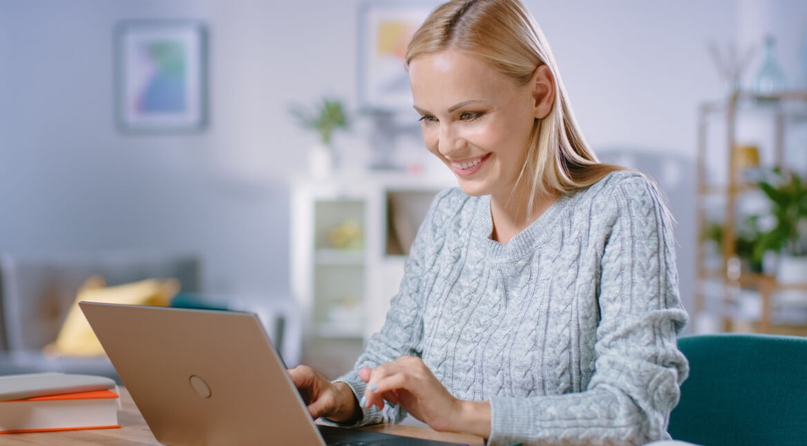 blonde Frau am Laptop