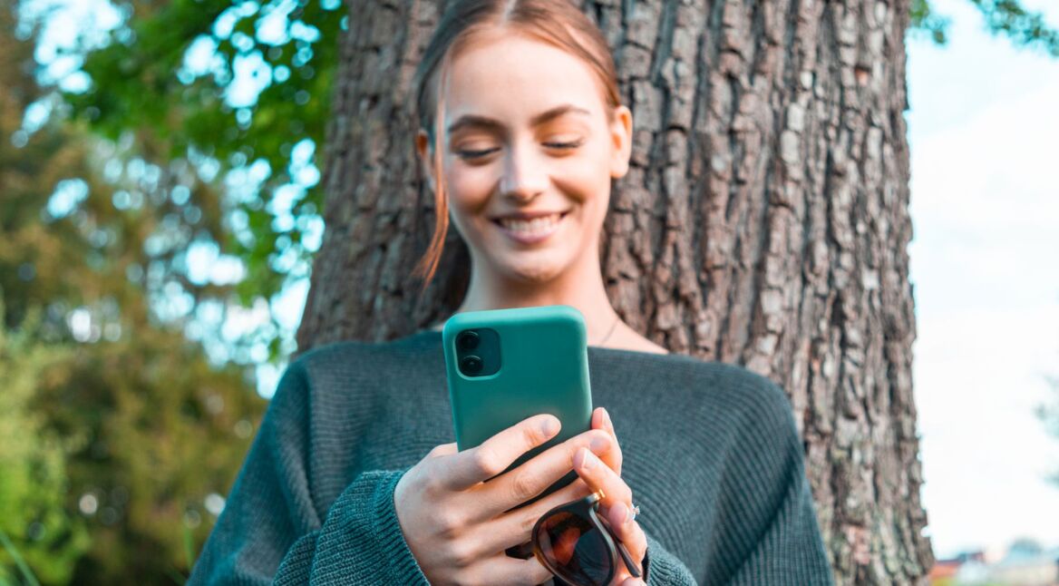 Frau schaut auf ihr Smartphone.