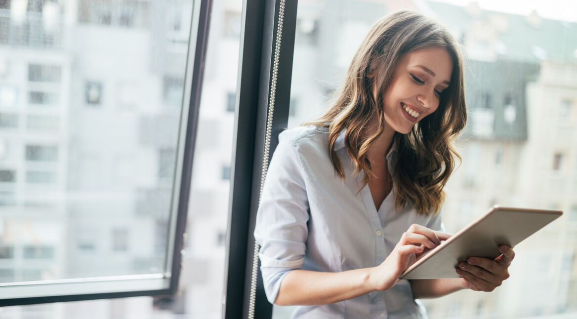 Frau mit großem Tablet