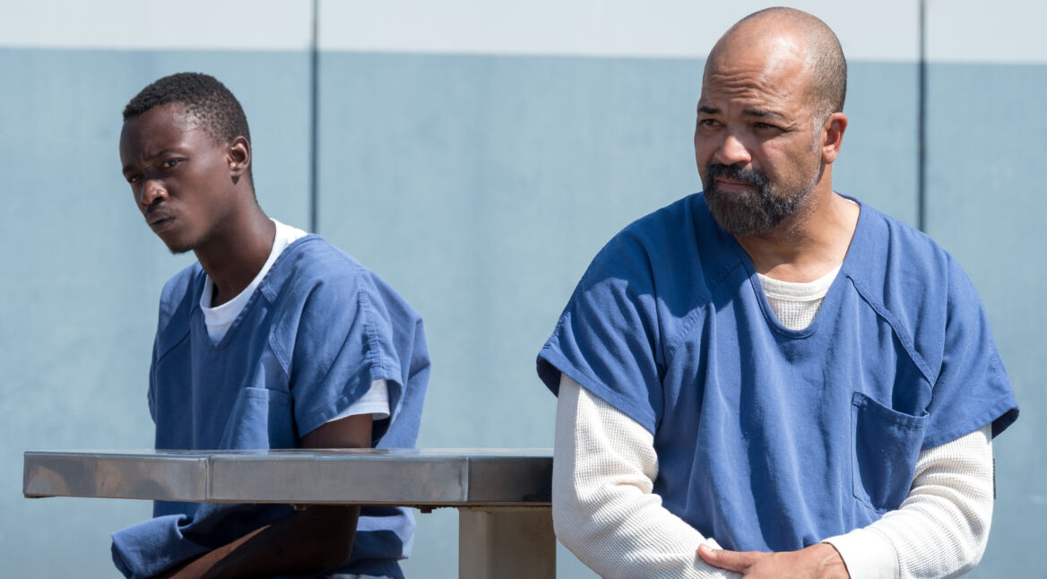 JD und Jakhor treffen sich beim Hofgang im Gefängnis in "All Day and a Night"