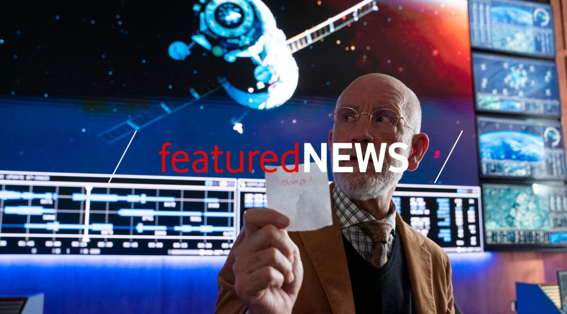 John Malkovich in der neuen SciFi-Comedy "Space Force" mit einem Zettel in der Hand und vor mehreren Bildschirmen, die ein Raumschiff zeigen.