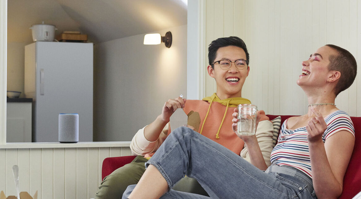 junges Paar mit Amazon Echo