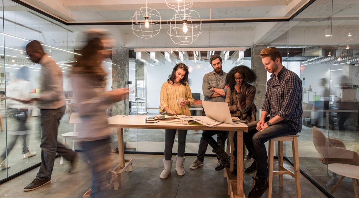 Team eines Start-ups bereitet im Meetingraum den Rheinland Pitch vor