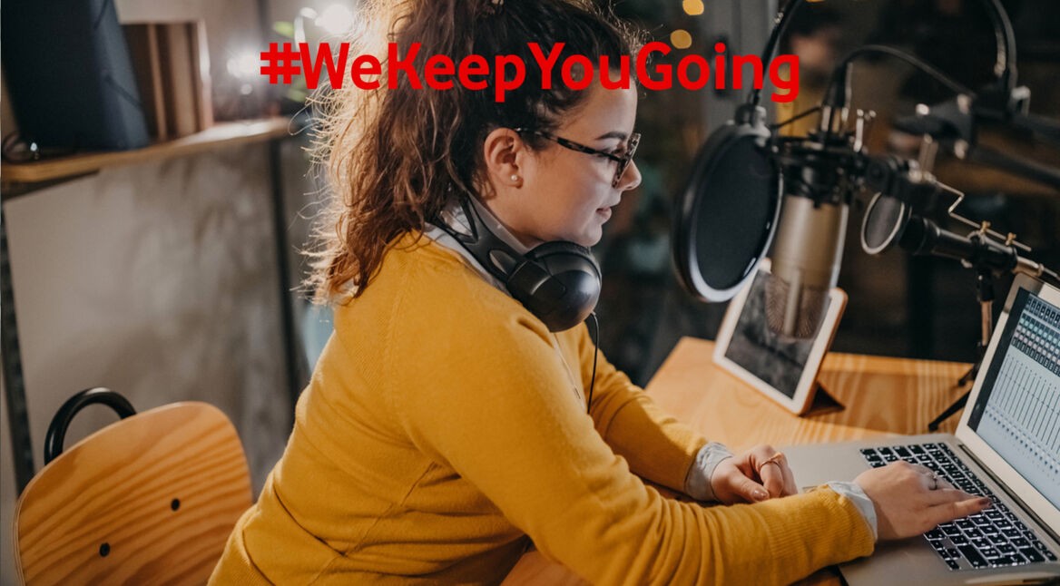 Frau will eigenen Podcast erstellen