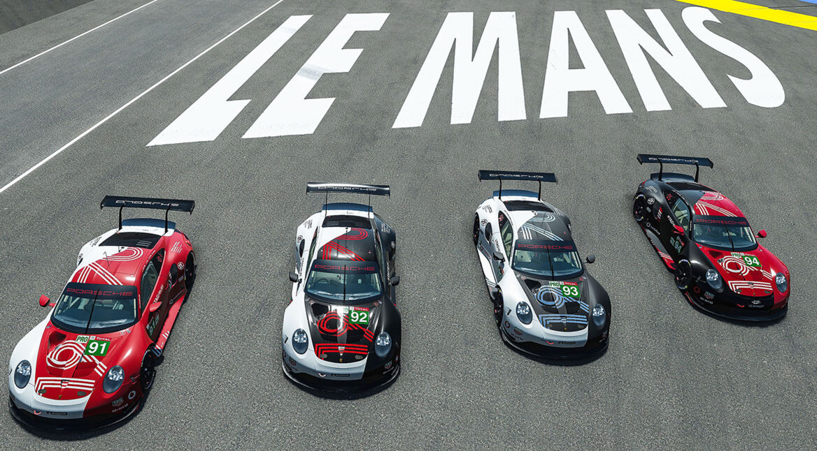 Vier Rennwagen sind auf der virtuellen Strecke von "24h Le Mans Virtual" zu sehen.