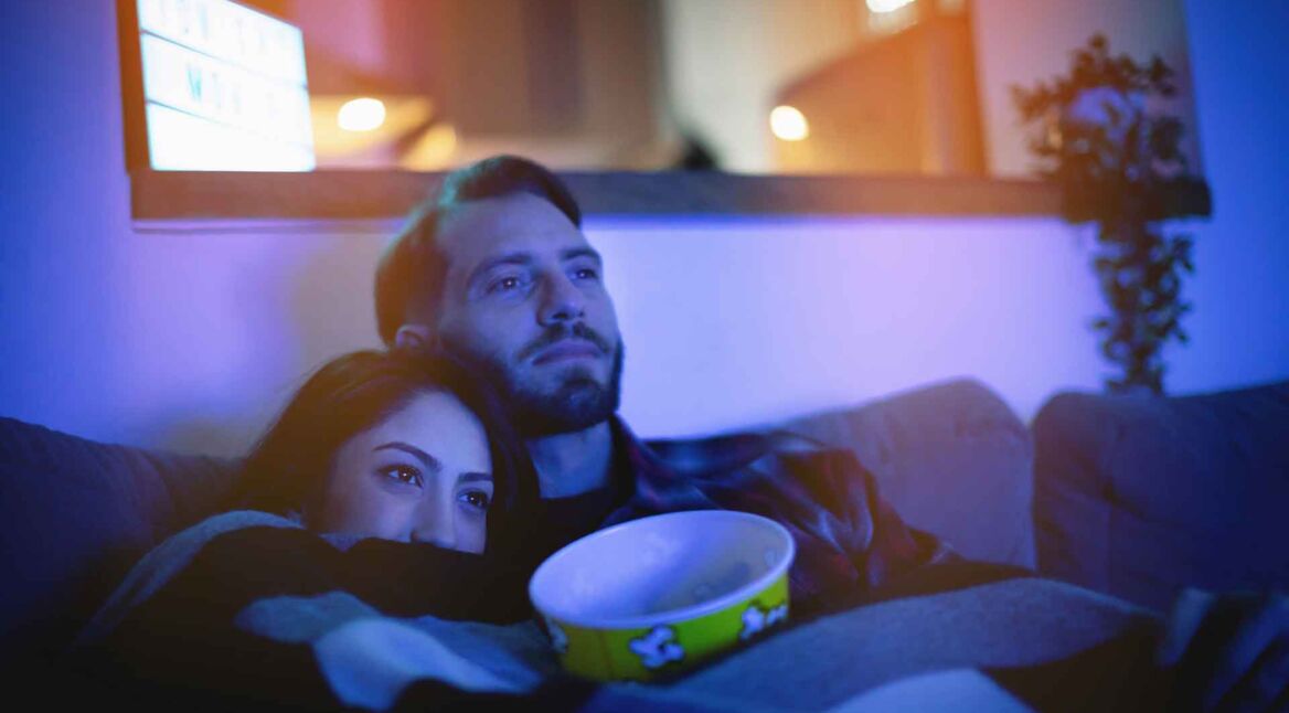 Pärchen macht einen Filmabend