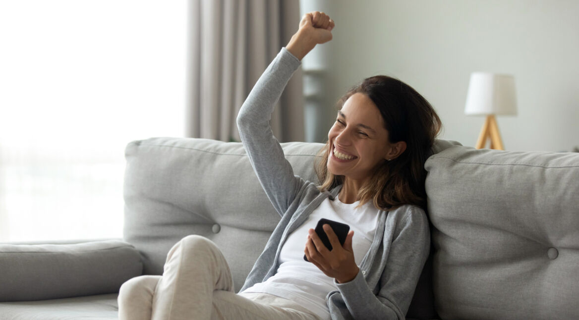 Frau mit Smartphone begeistert