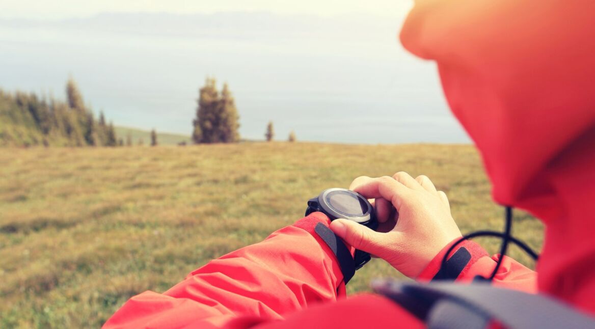Frau trägt neue Smartwatch