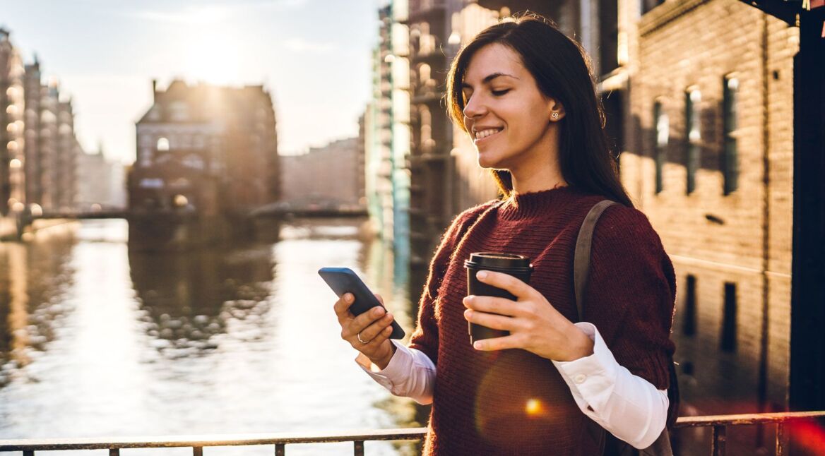 Frau schaut auf ihr Smartphone.
