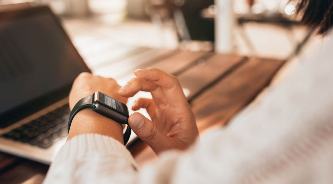 Frau nutzt neue Apple-Watch-Funktion.