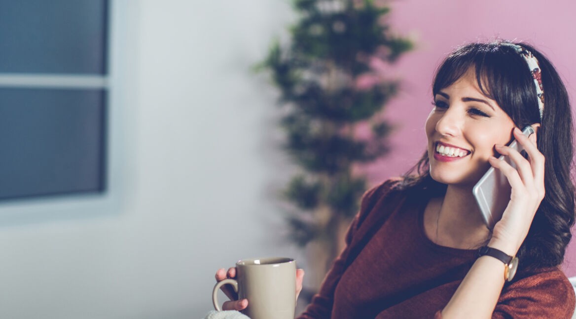 Frau mit Handy am Ohr