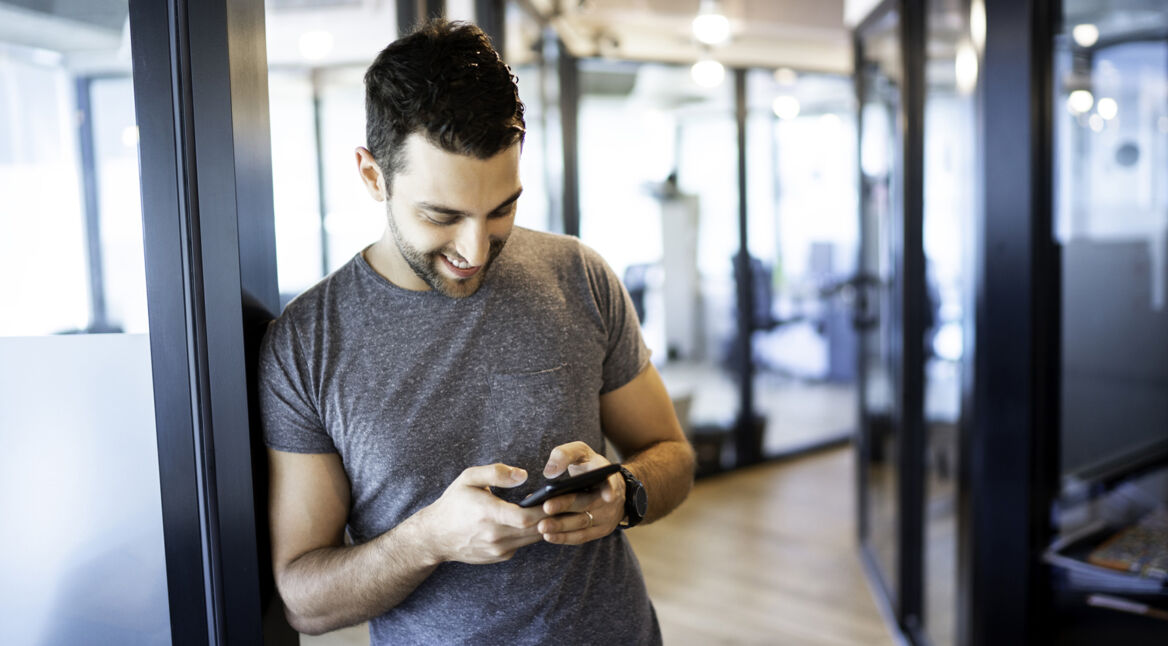 Mann mit Smartphone im Buero