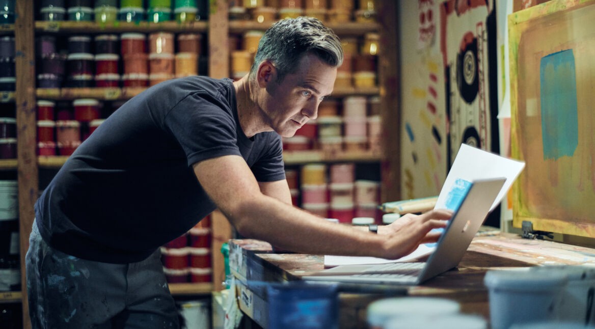 Mann arbeitet an Surface Book mit Windows 10