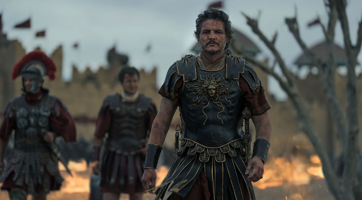 In diesem Szenenbild von Gladiator II sieht man Pedro Pascal mit einer Gruppe von Männern im Hintergrund.