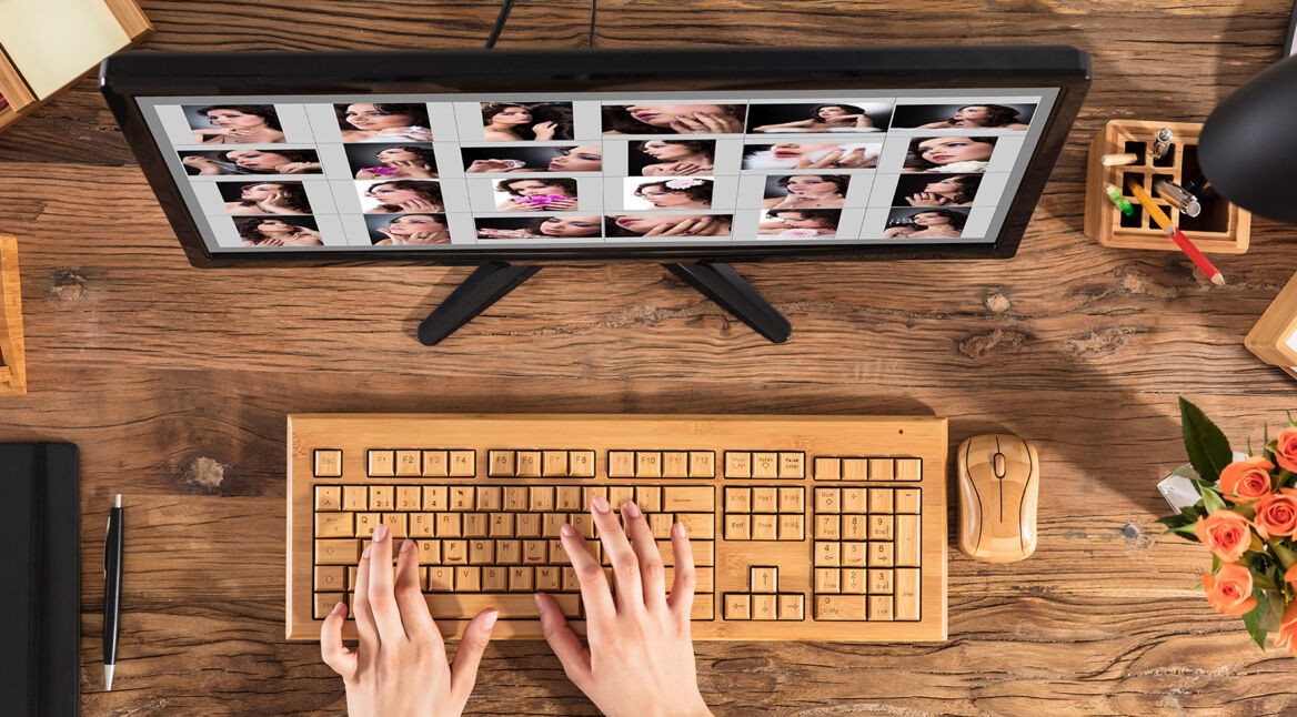 Frau bearbeitet am PC Fotos