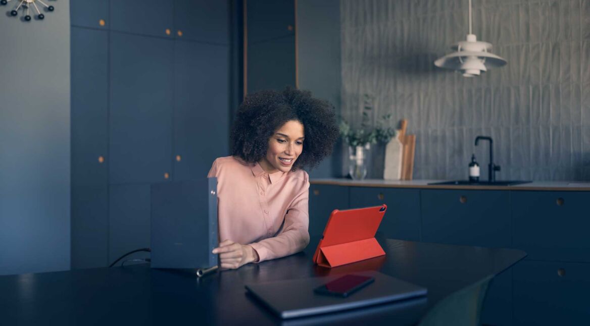 Eine Frau richtet ihr GigaNetz ein