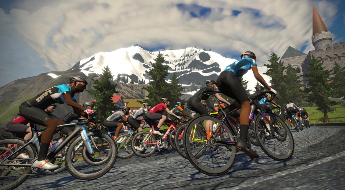 Radfahrer in der App Zwift vor Bergszene