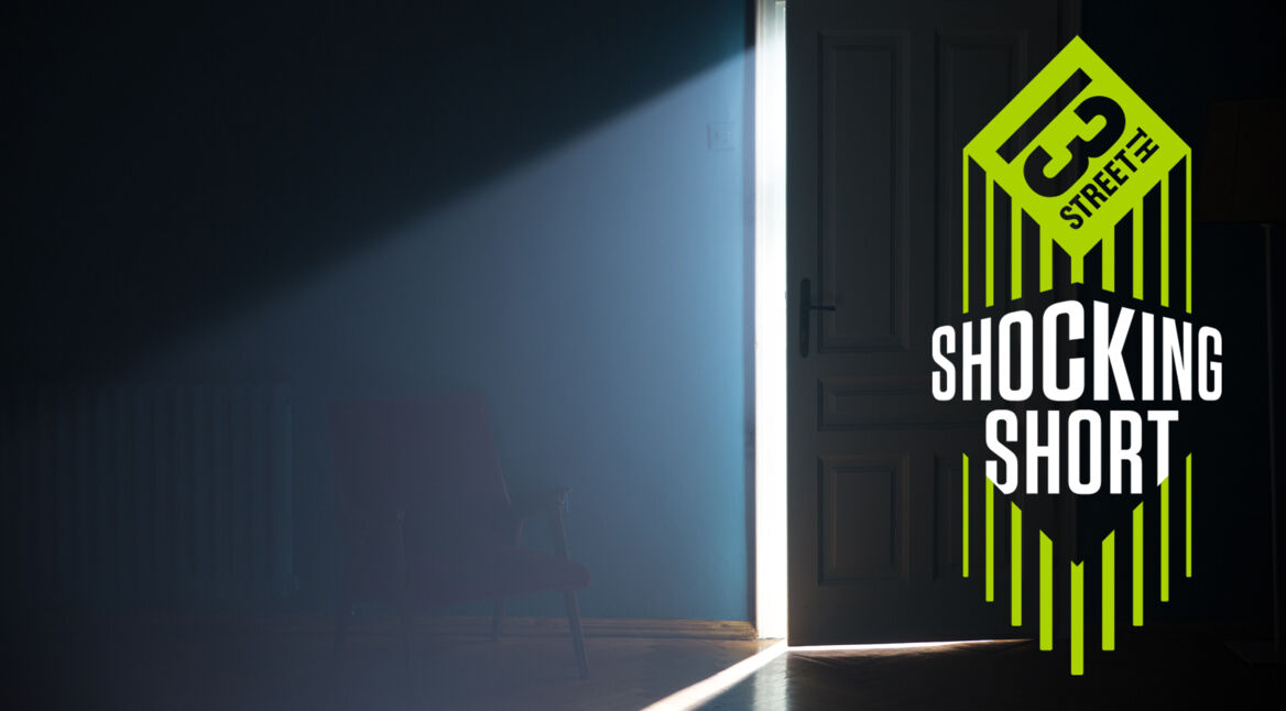 Das Logo des 13th Street Shocking Short Award vor einer geöffneten Tür, aus der Licht strömt.