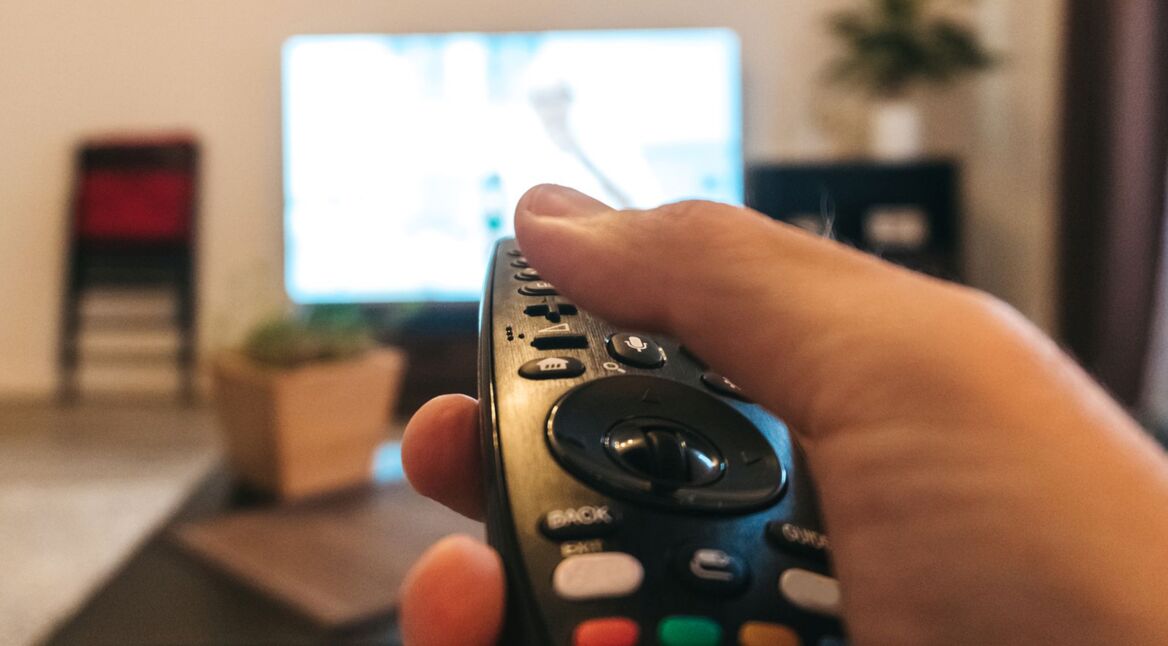 Fernbedienung in der Hand