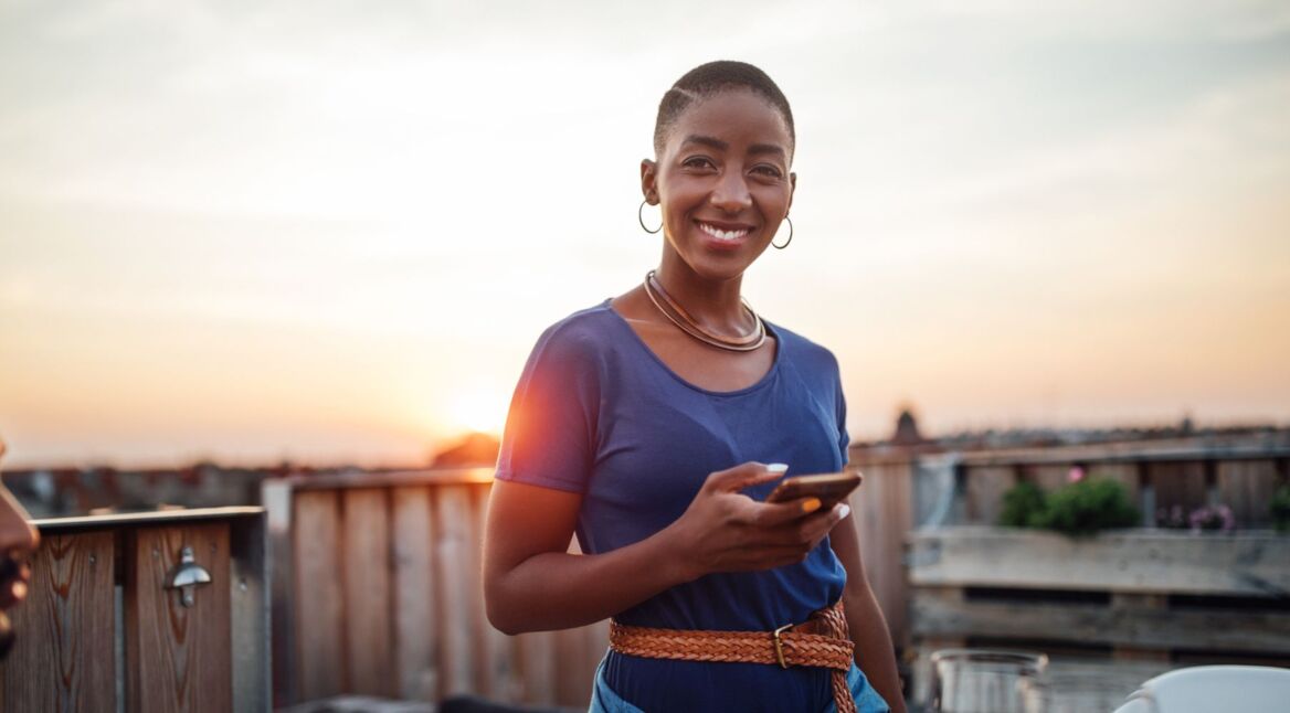 Frau hält Samsung Galaxy Note 20 in der Hand.