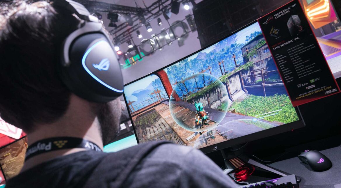 Jugendlicher zockt ein Videospiel auf der Gamescom 2019