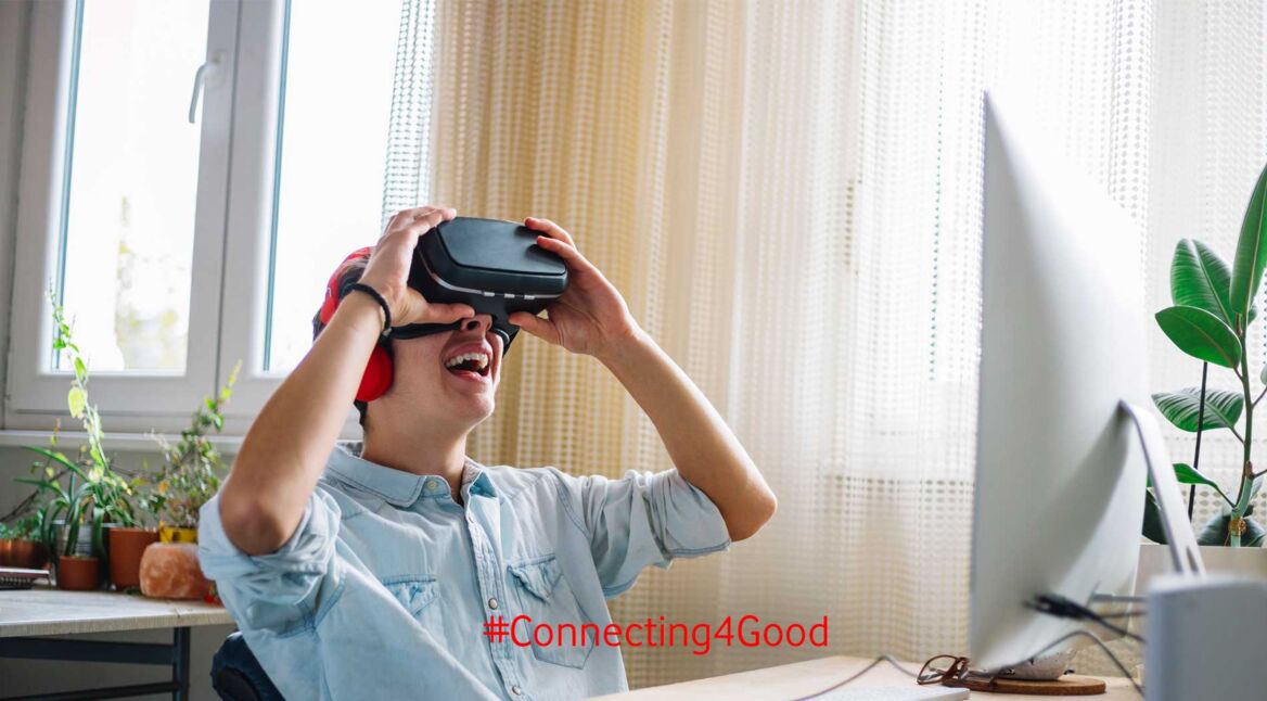 Junge trägt VR-Brille im Zimmer