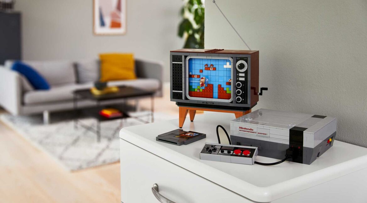Das Nintendo Entertainment System als Lego-Nachbildung auf einer Kommode