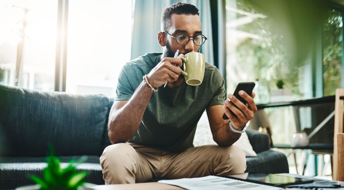 Mann nutzt WhatsApp am Smartphone.