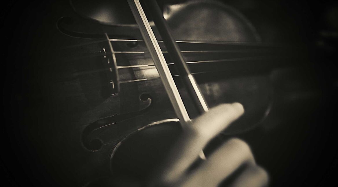 Frau spielt auf Violine