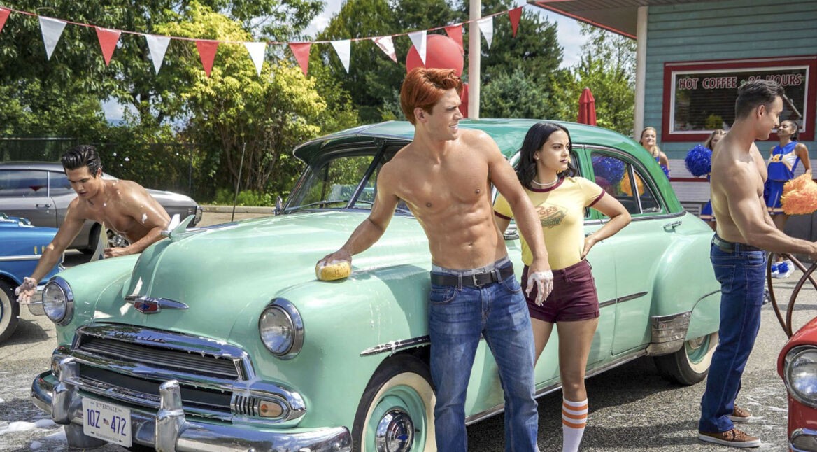 Charles Melton, KJ Apa und Camila Mendes