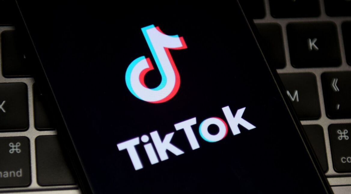 Handy mit TikTok-Logo
