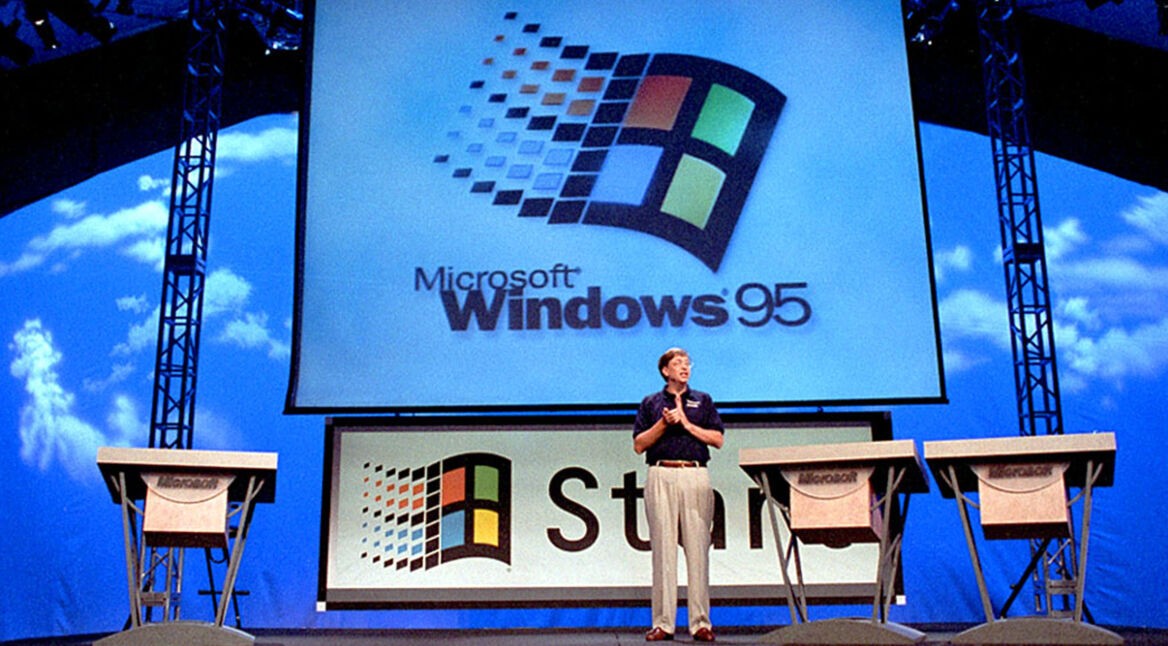 Bill Gates bei dem Launch von Windows 95 im Jahr 1995