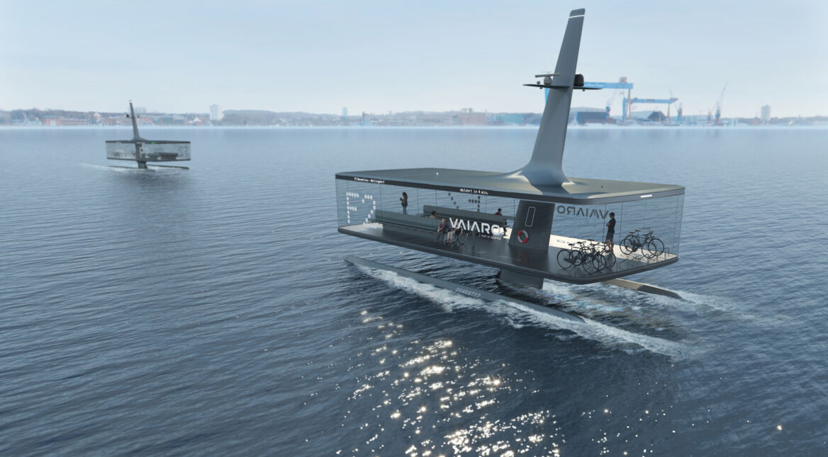 Eine digitale Simulation zeigt eine autonom fahrende Fähre, die an der Kieler Innenförde im Wasser schwimmt.