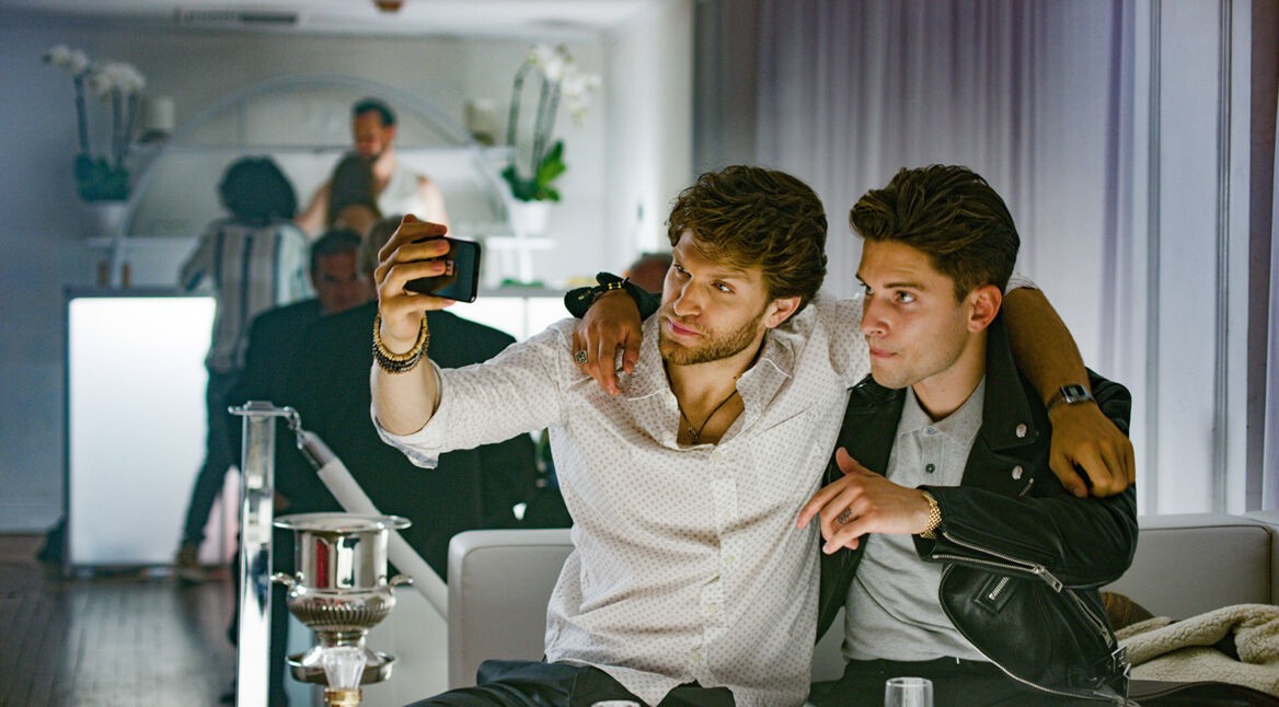 Keegan Allen und Rone Rubinstein in "Follow Me" bei einer Smartphone-Aufnahme.