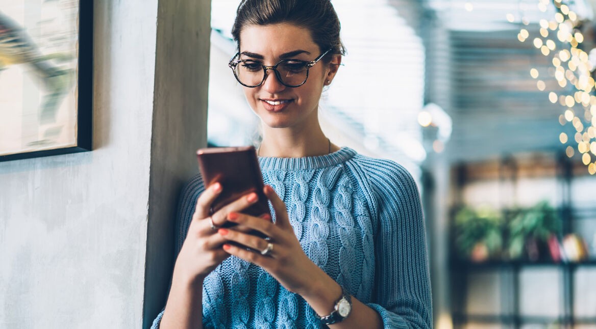 Frau nutzt Google Home auf dem Smartphone